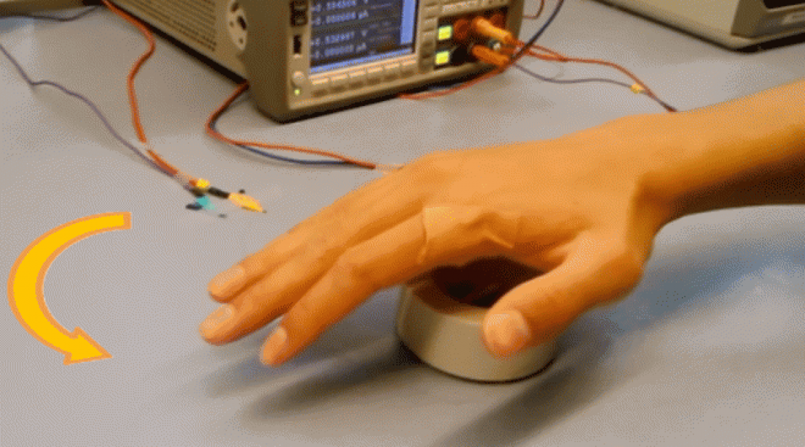 Elektronická kůže dovoli řídit předměty v virtuální realitě
